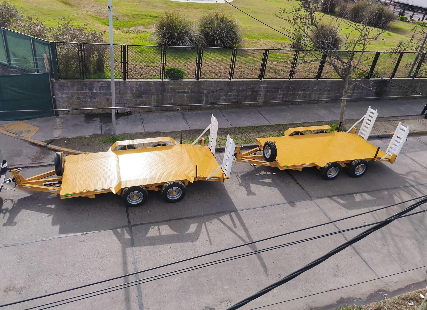 Trailer AG Trailers cargado y listo para salir a ruta
